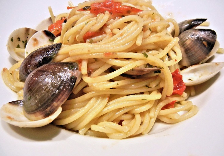 Seafood Recipe - Spaghetti with Clams, Tomatoes and Olive Oil